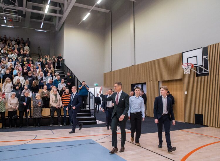 Presidentti Stubb tervehti yleisöä saapuessaan yleisötilaisuuteen. Presidentin takana kävelevät Rauman Lyseon lukion oppilaat Jaakko Into ja Vili Kemppi.