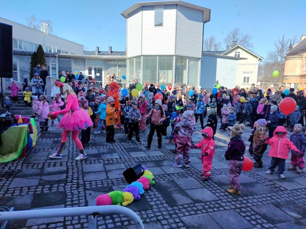 Lapsia kaupungintalon sisäpihalla.