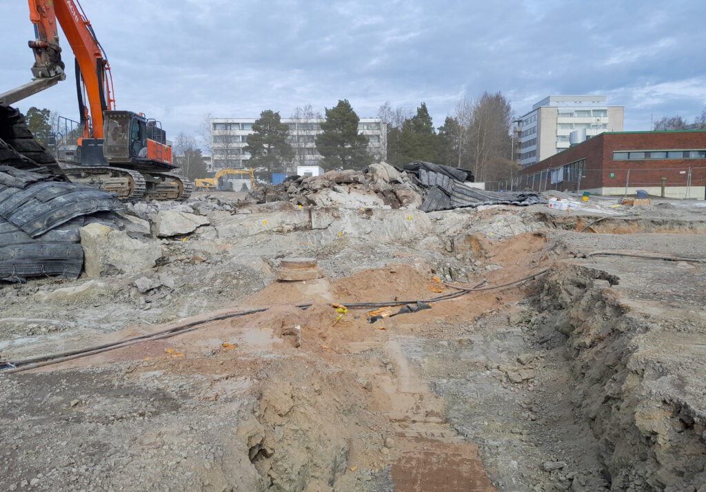 Nanunkallion koulun työmaa.