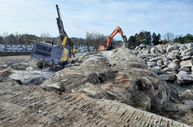Nanunkallion koulun työmaa.