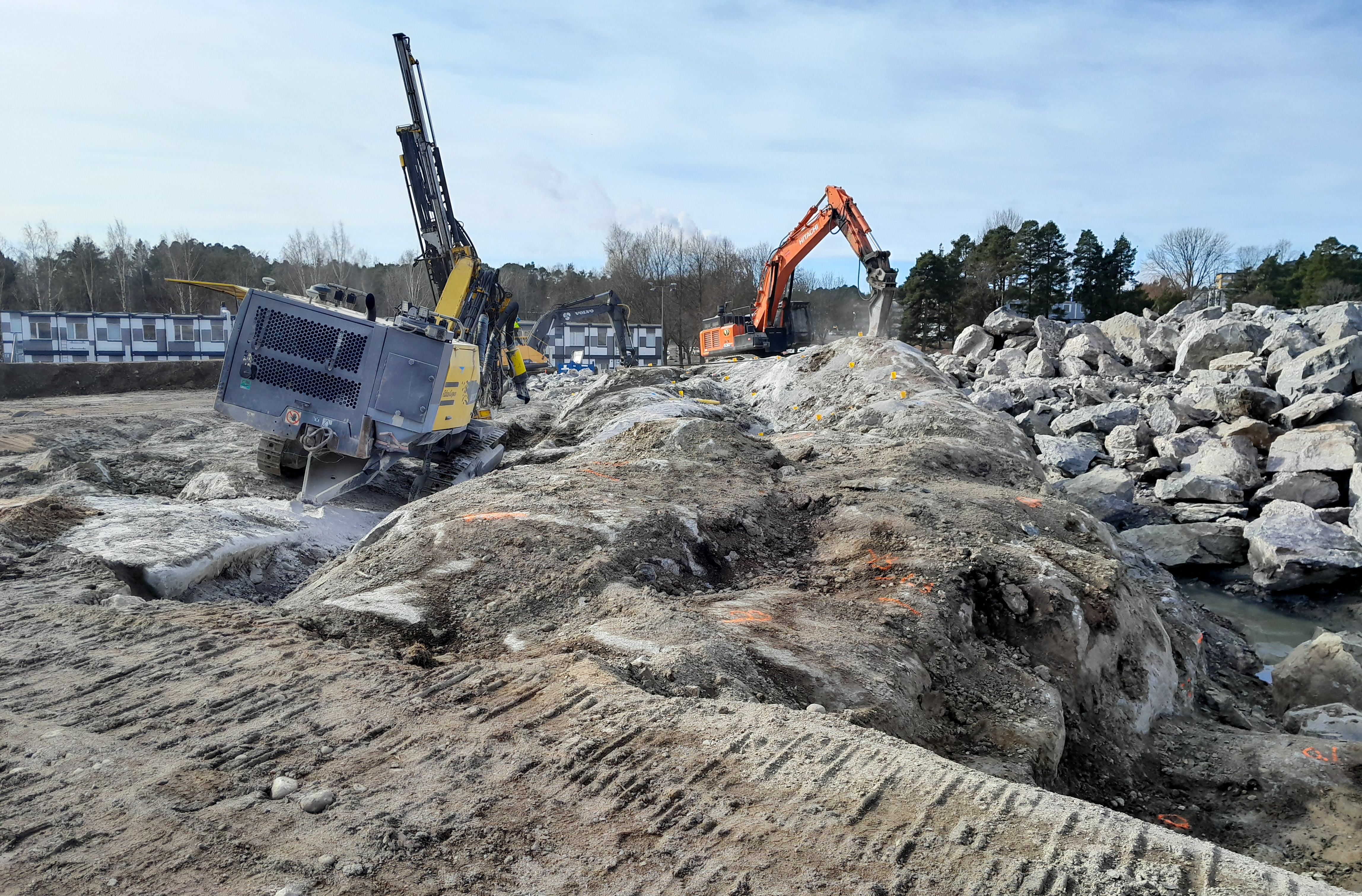 Nanunkallion koulun työmaa.