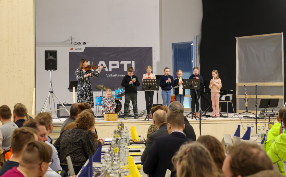 Uotilan koulun musiikkiesitys