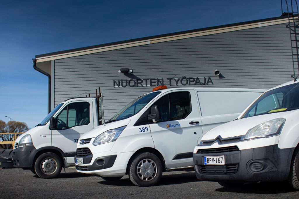 Nuorten työpajan autoja