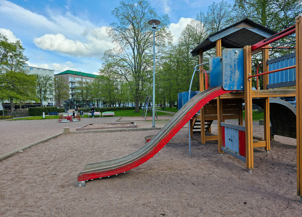 Rauman keskuspuisto, liukumäki etualalla.