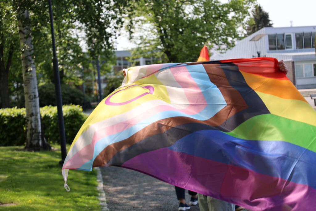 Kuvituskuva, jossa progressiivinen Pride-lippu.