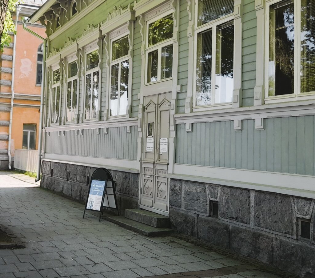 Sisäänkäynti isännöintitoimistoon Valtakatu 2 a.