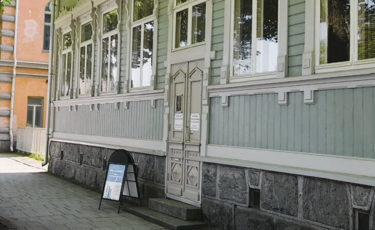 Sisäänkäynti isännöintitoimistoon Valtakatu 2 a.
