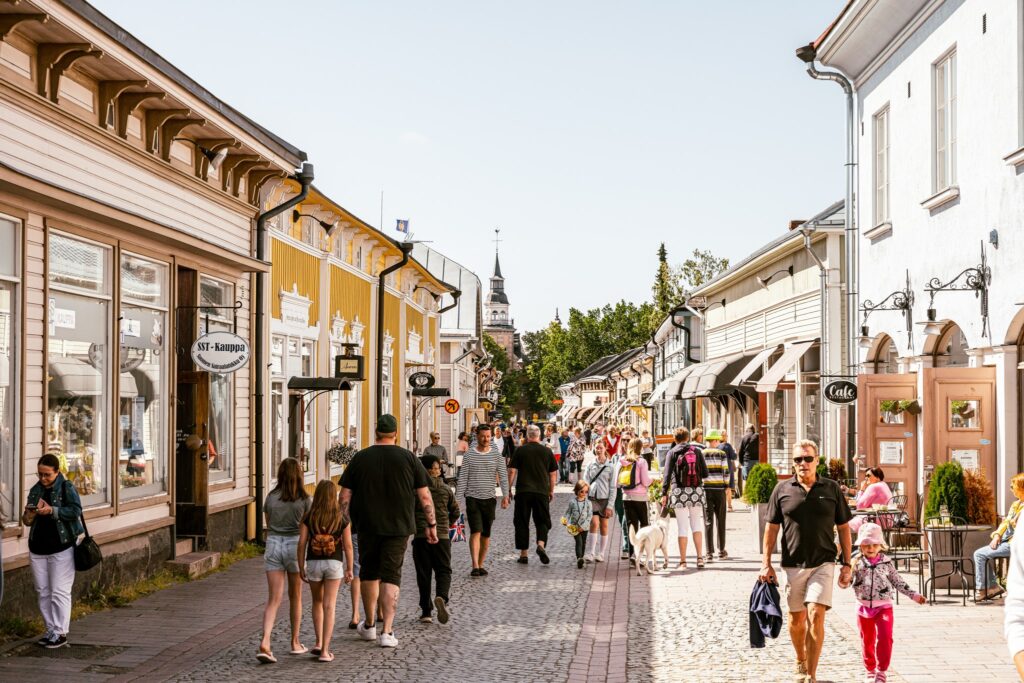 Ihmisiä Vanhassa Raumassa