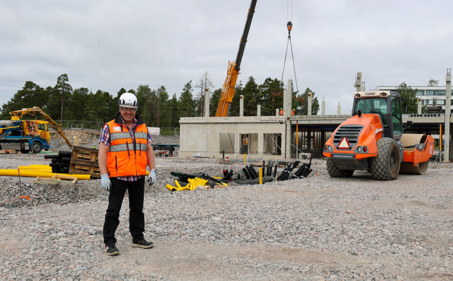 Rakennuttajapäällikkö Kimmo Salminen Nanunkallion koulun työmaalla.