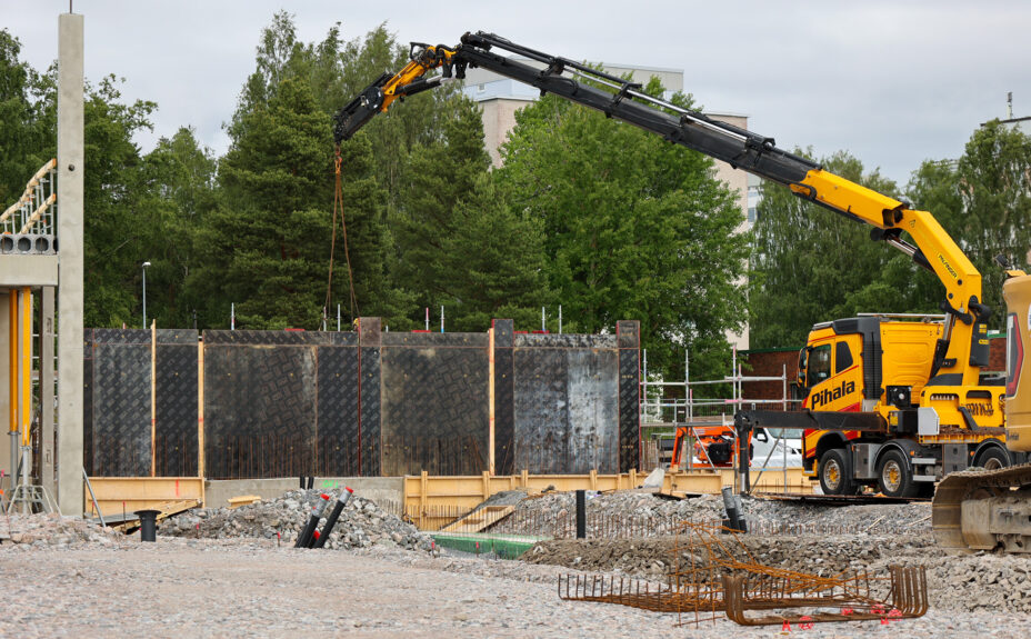Nanunkallion koulun työmaa, väestönsuojan rakentaminen.