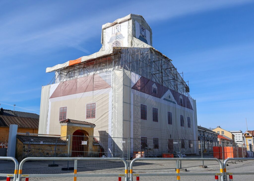 vanhan raatihuoneen sääsuoja