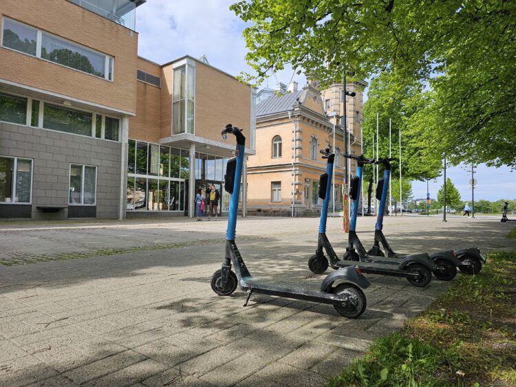 Sähköpotkulautoja Rauman kaupungintalon edustalla.