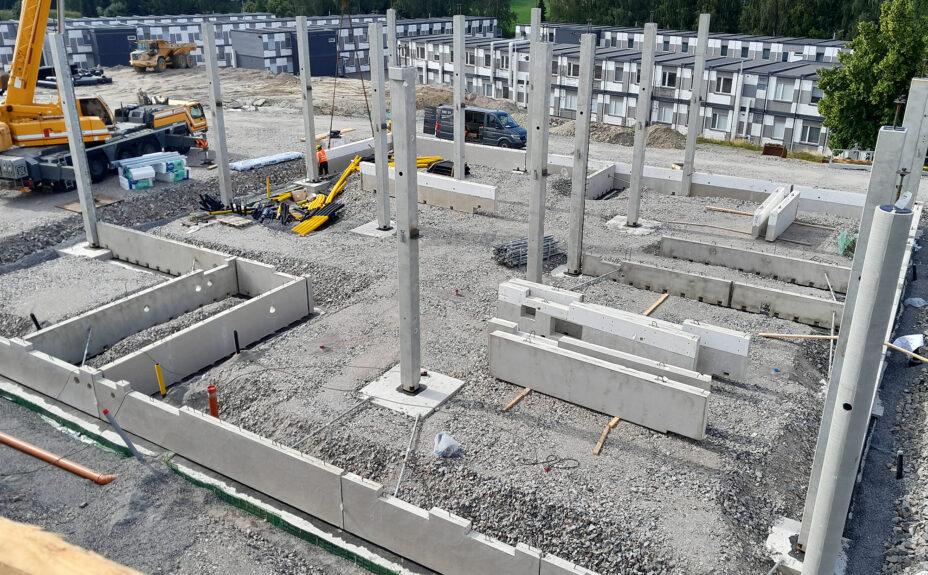 Nanunkallion koulu, 2-lohko, pilareita ja sokkelielementtejä.
