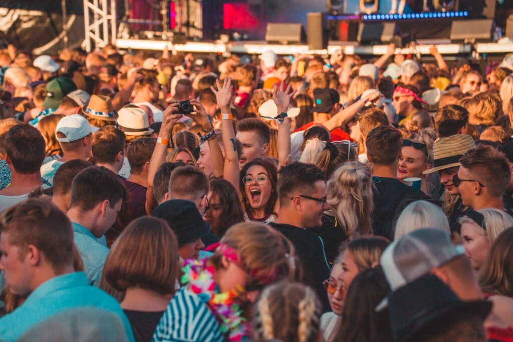 Yleisöä festivaaleilla