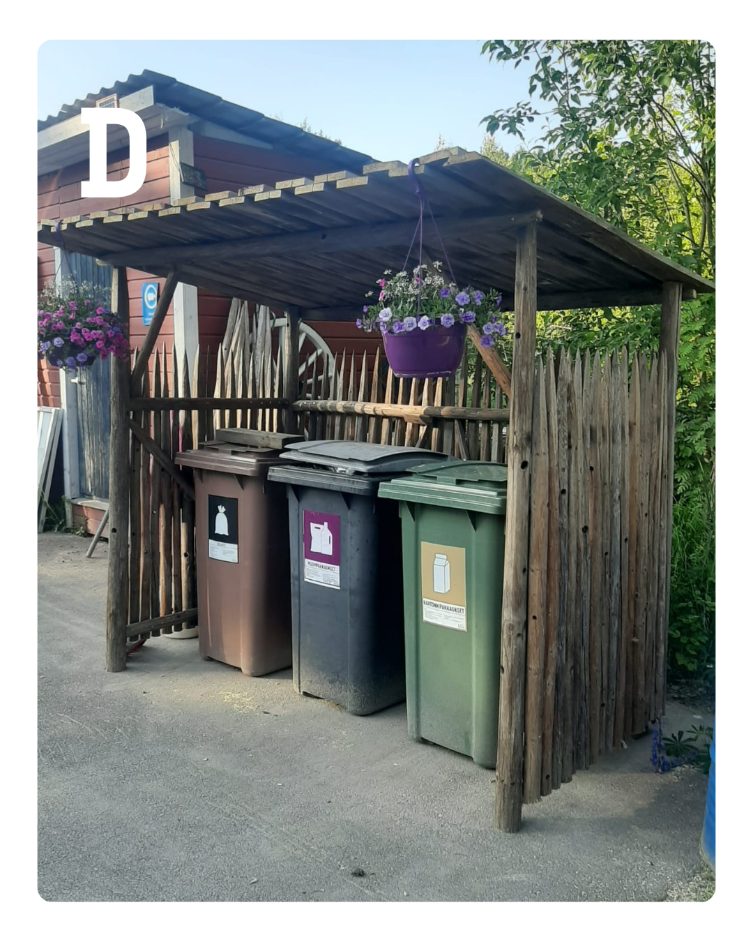 Jäteastiat jätekatoksessa.