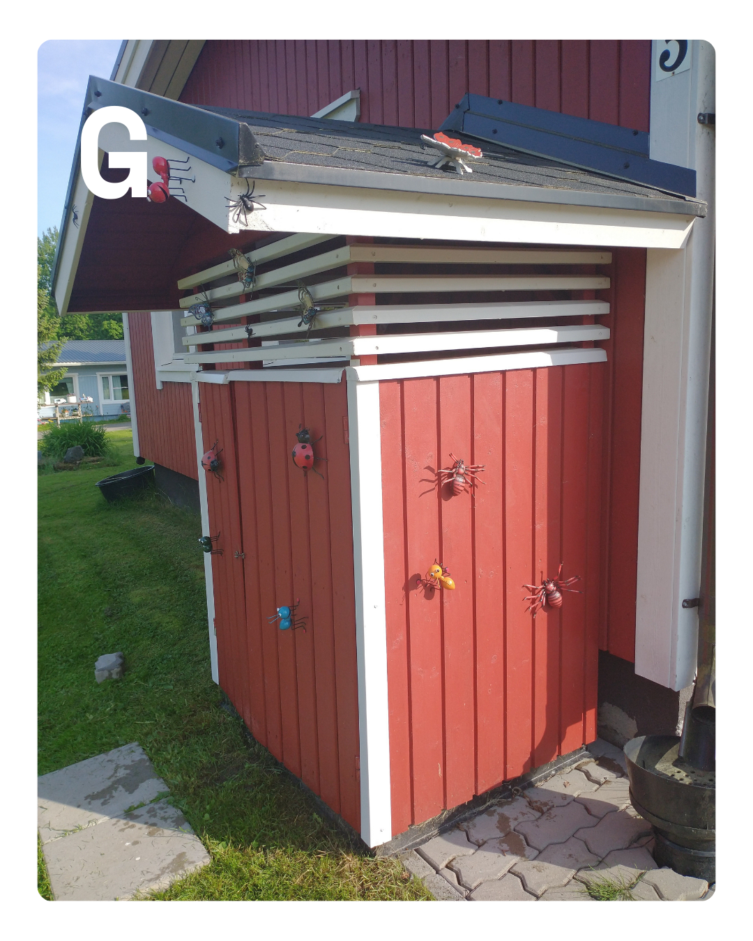 Jäteastiat jätekatoksessa.