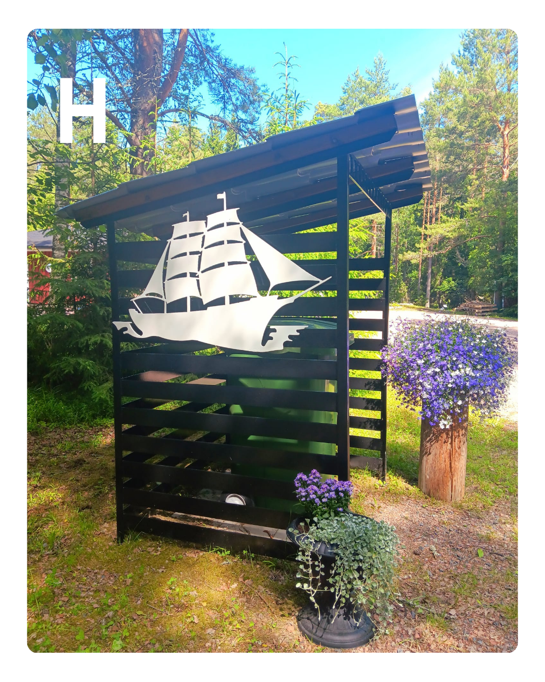 Jäteastiat jätekatoksessa.