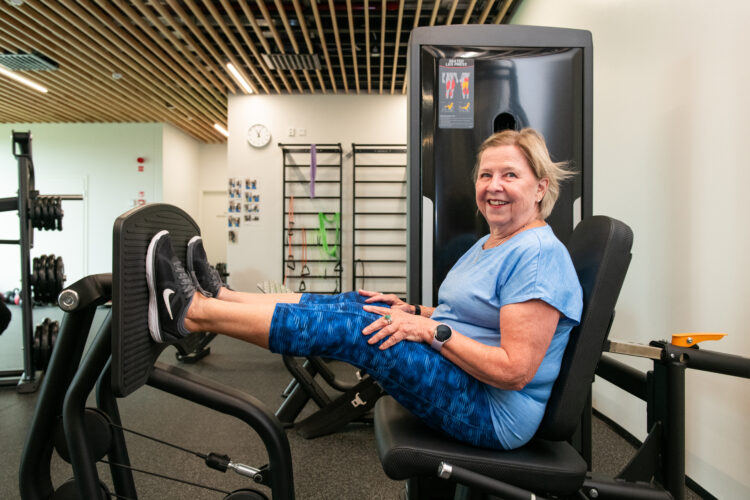 Pirjo Rakkolainen käy aktiivisesti kuntosalilla ja uimassa. Hän hyödyntää yli 65-vuotiaille raumalaisille tarkoitettua senioriranneketta.