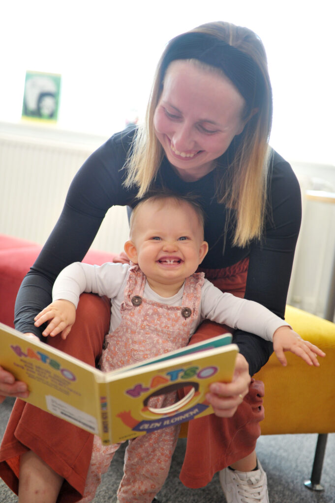 Vappu-tyttö on ottanut Elisa-äidin avustuksella jo kirjatkin haltuun.