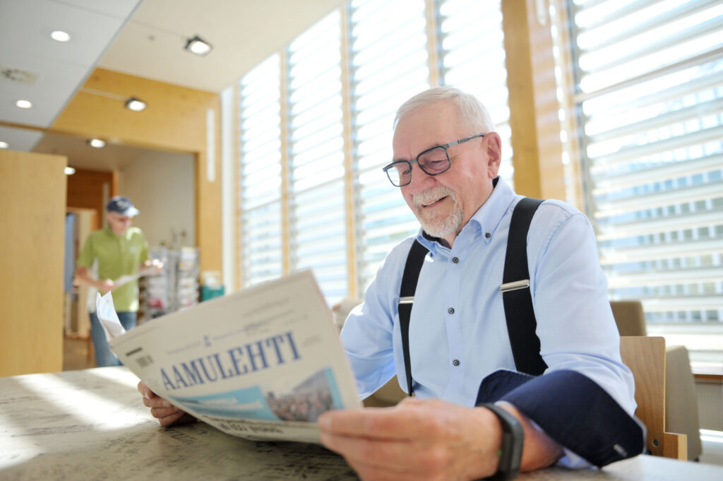 Muisto Peräntie on tullut lukemaan päivän lehdet.