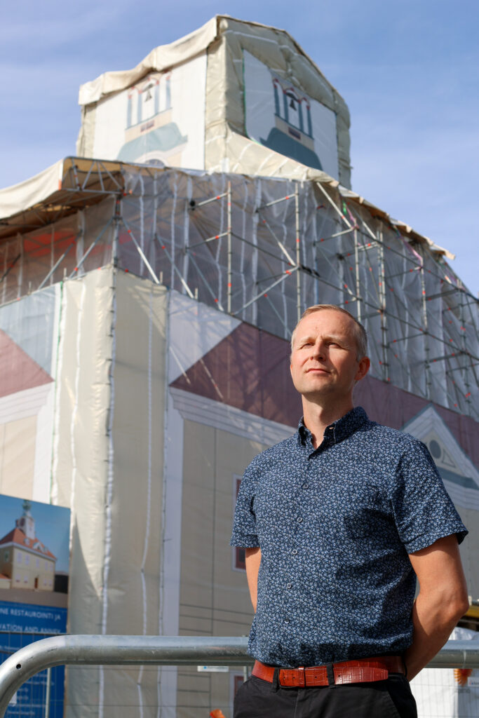 Vanhan Raatihuoneen restaurointihankkeessa on mukana monta toimijaa. Tilapalvelujohtaja Olli-Pekka Kumpulan mukaan monivaiheinen yhteistyö on ollut sujuvaa.