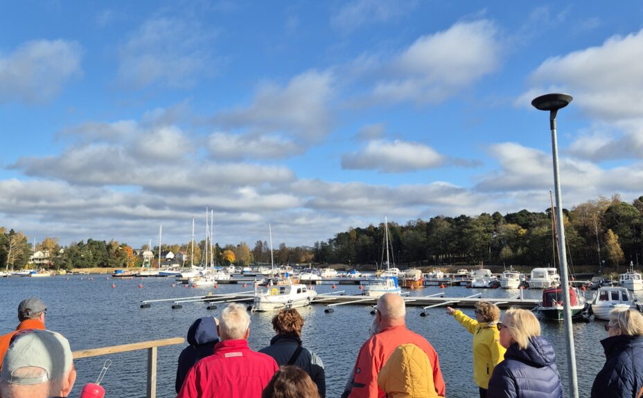 Merimaisema, opas ja opastettavat Syväraumassa.