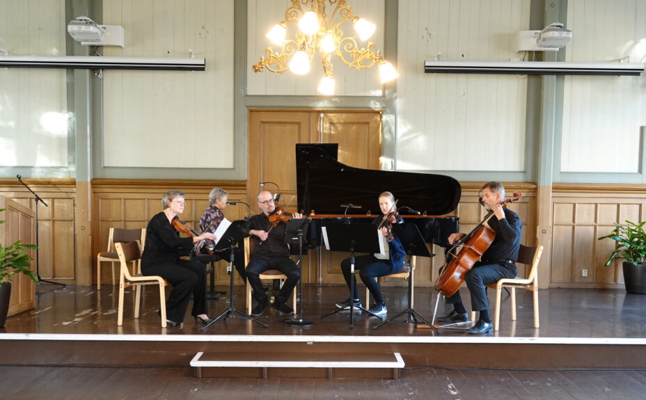 Sikses-yhtye soittimineen Posellissa.