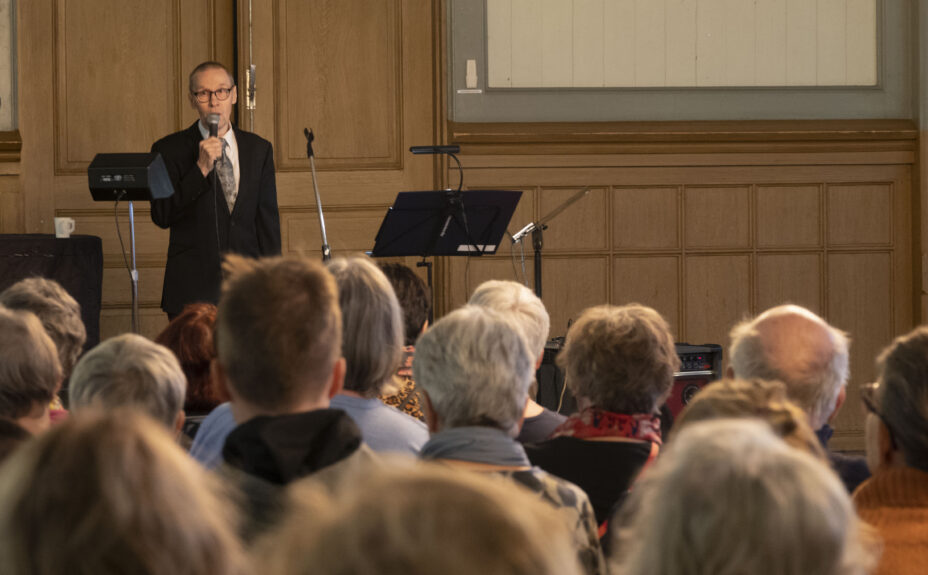 Laulaja lavalla ja yleisön selkää Posellissa. 