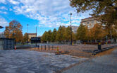 Keskuspuisto, jääpuisto taustalla.