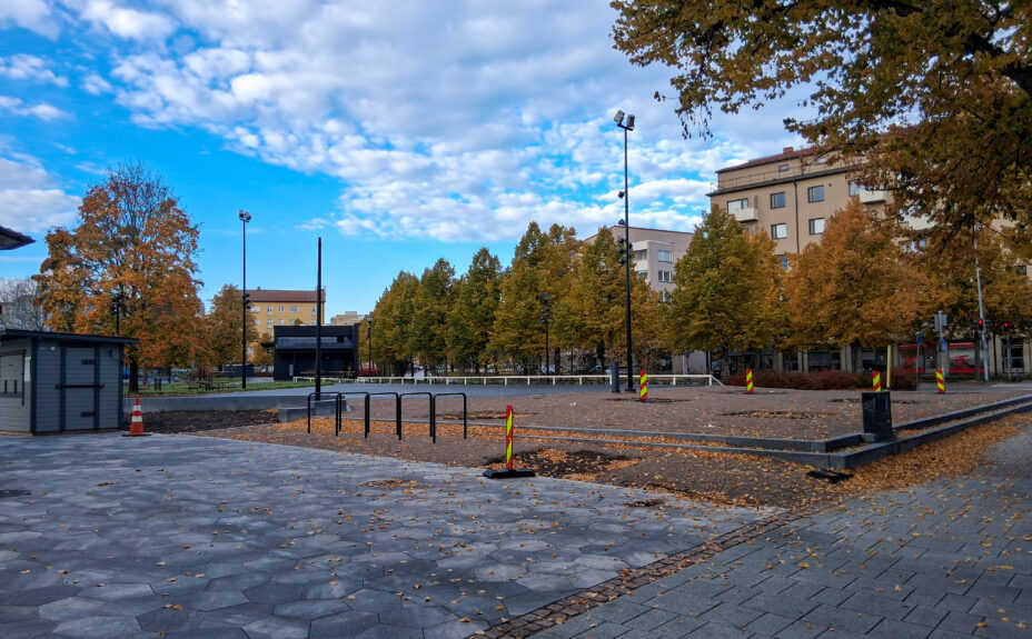 Keskuspuisto, jääpuisto taustalla.