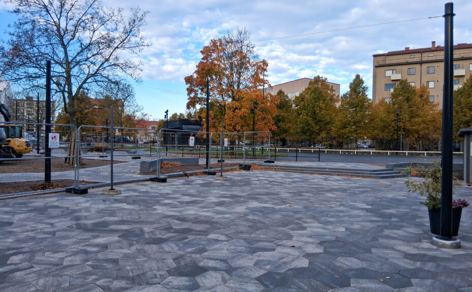 Keskuspuisto, kulku jääpuistosta kahvilan terassille.