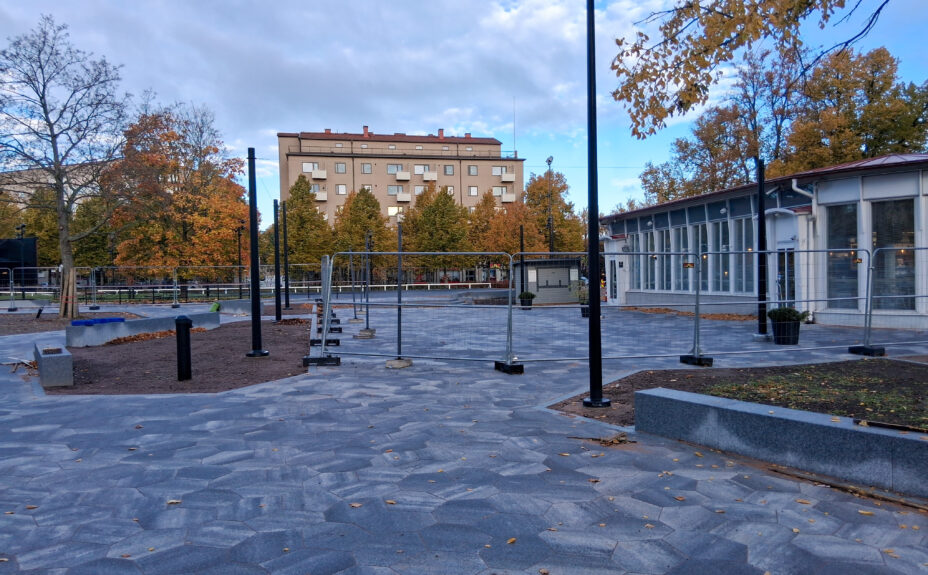 Keskuspuisto, Puistokahvila taustalla.