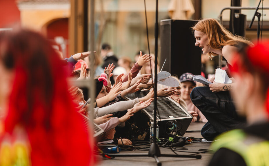 Goldielocks-laulaja torilla.