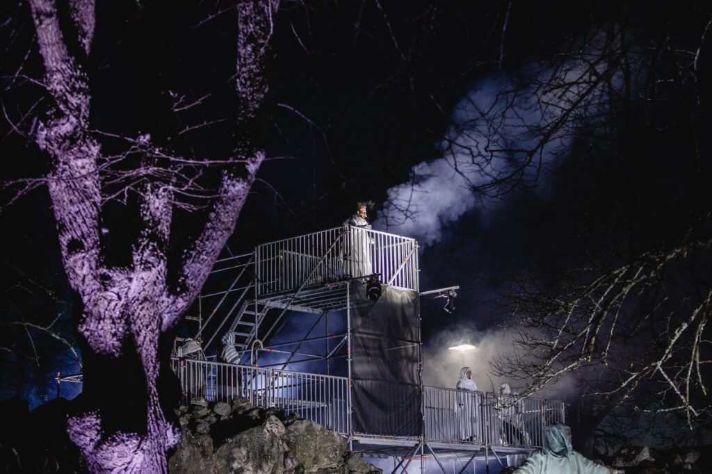 Musiikkinäytelmän kohtaus Pyhän Kolminaisuuden kirkon raunioilta.