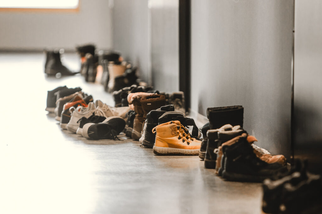 Kuvituskuva rivissä olevista kengistä