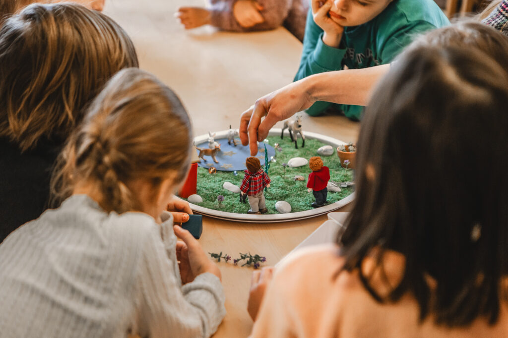 Lapset leikkii taikahiekalla.