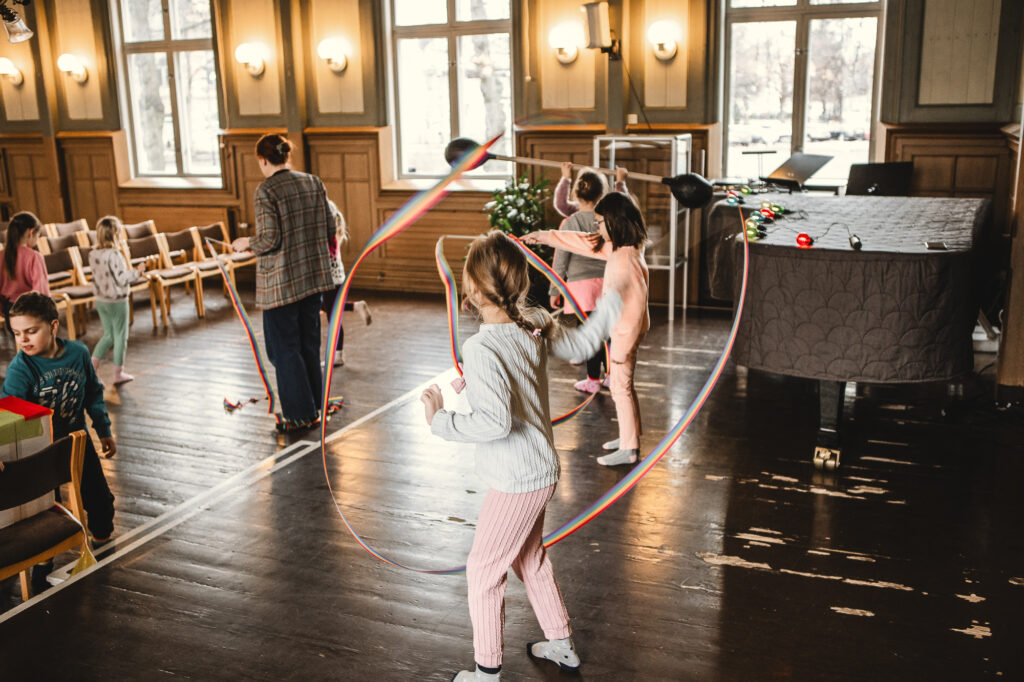 Children and circus workshop at Poselli.