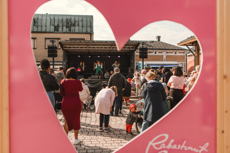 Torilava kuvattuna sydäntaulun läpi.