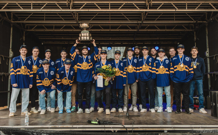 Lukon U20-joukkua torilavalla. 