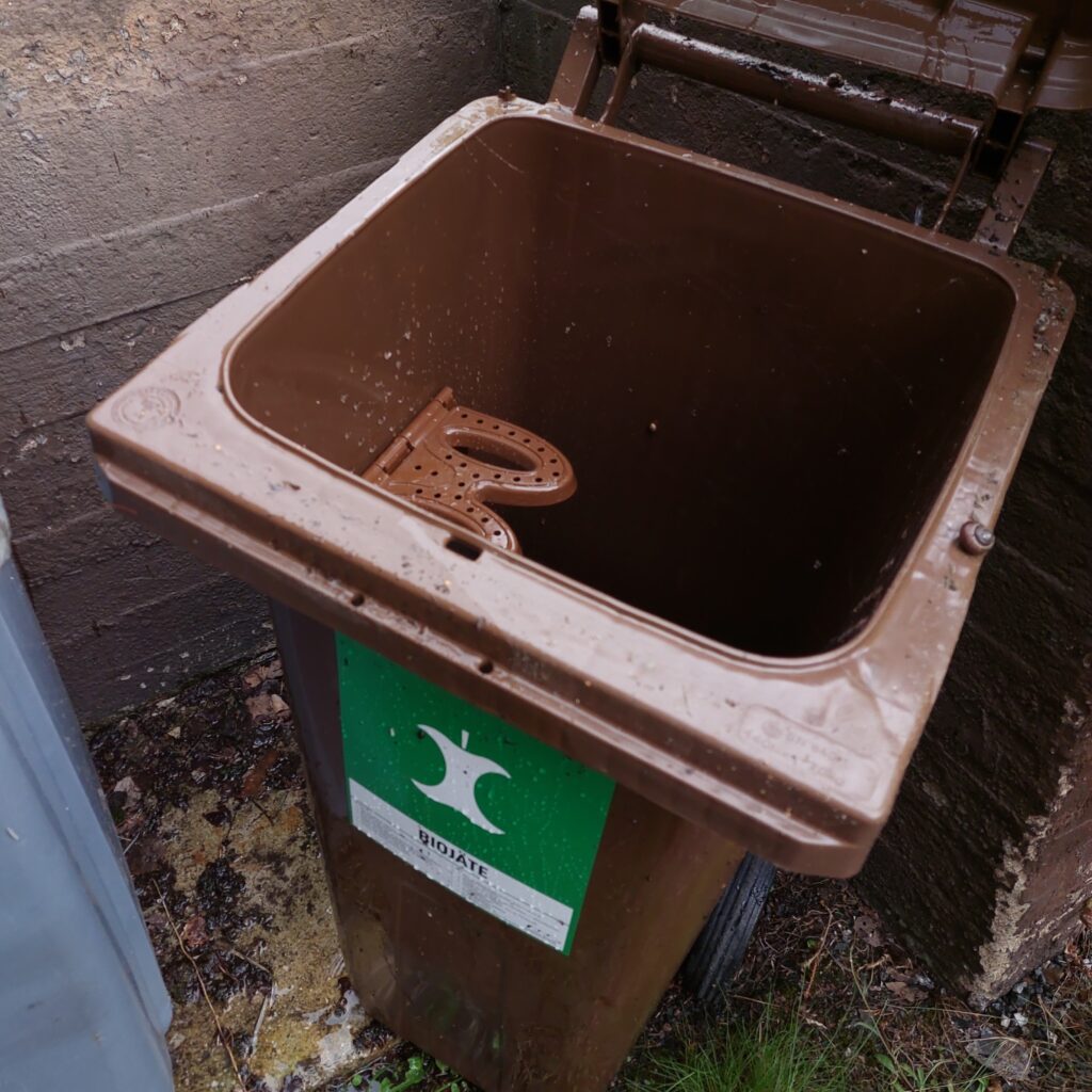 Kuvassa biojäteastia.