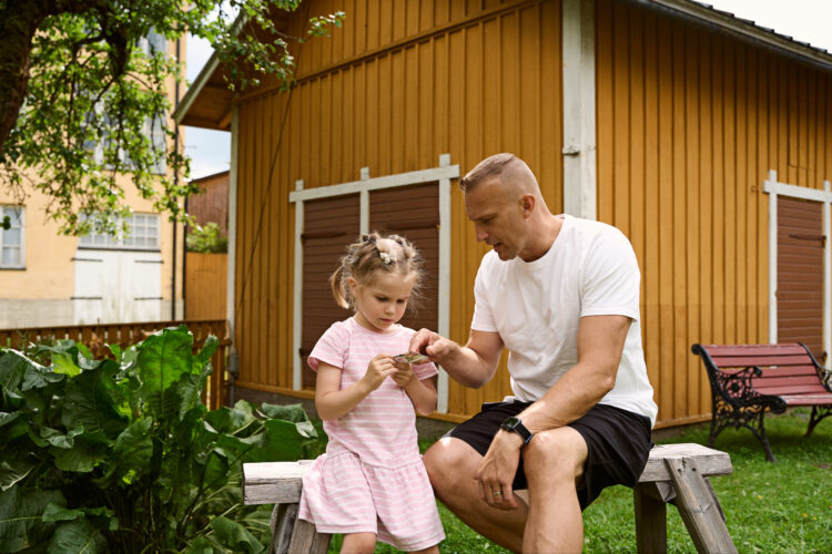 Isä ja lapsi Kirstissä.