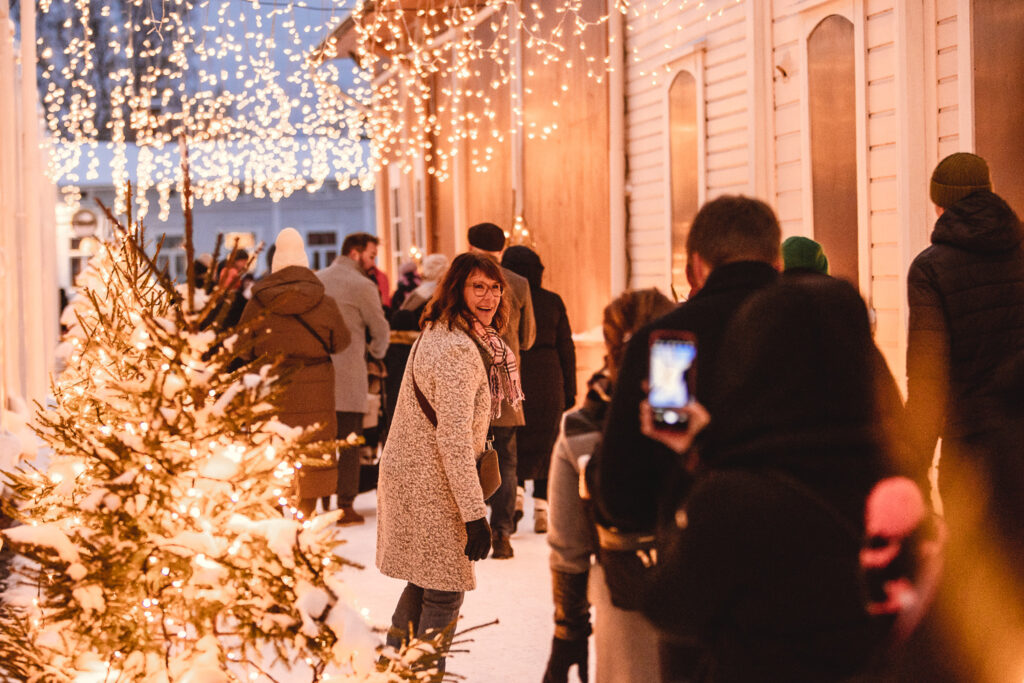 Ihmisiä kuusikujalla jouluna