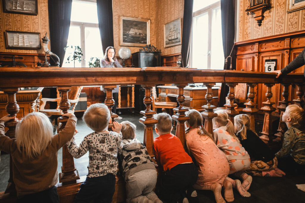 Päiväkodin lapset museossa. 