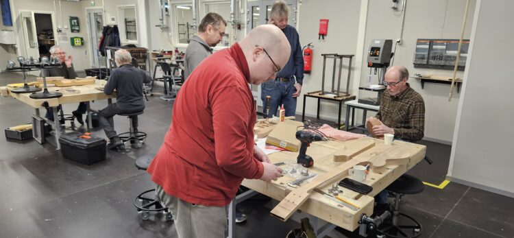 Puutyökurssilaisia Rauman kansalaisopistossa.
