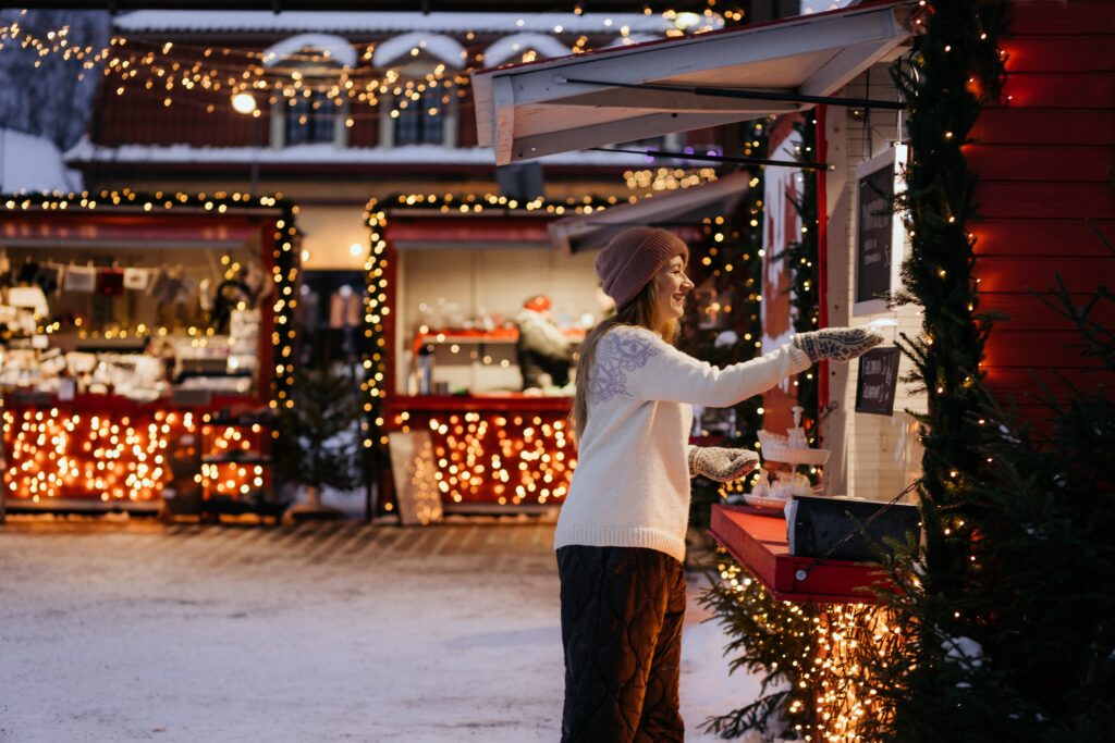 Joulutorin kojuja ja valoja.