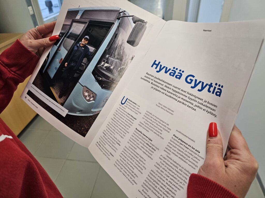 Nainen lukemassa Rauma-lehteä.