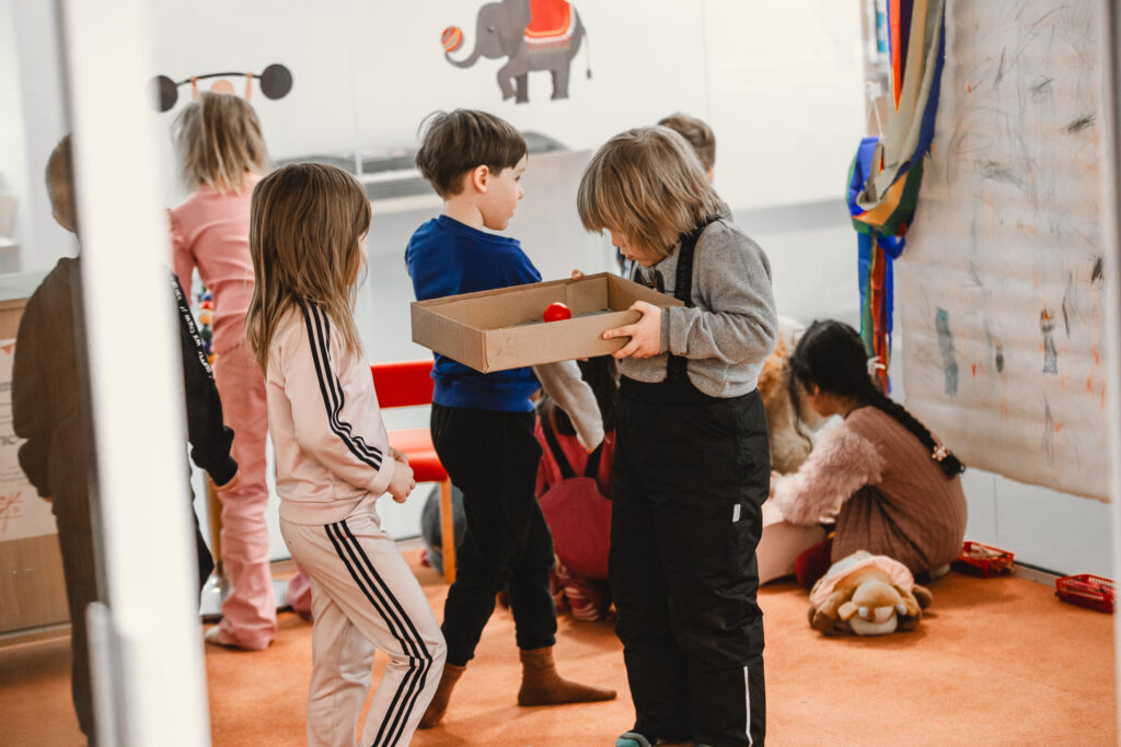 Lapsi leikkii laatikolla, jossa on sisällä pallo. 