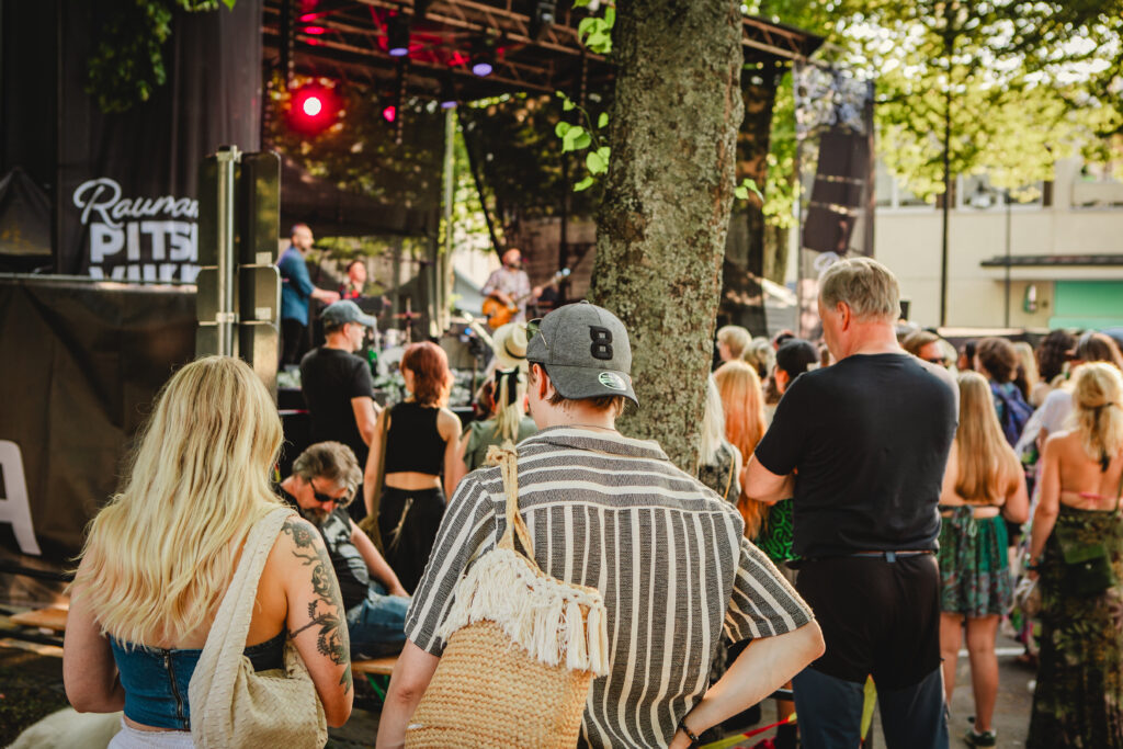 Yleisöä Pitsiviikolla.