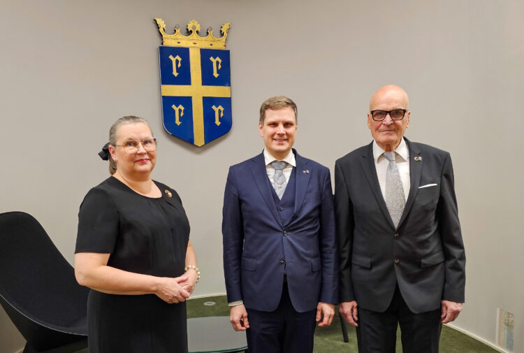 Rauman kaupunginvaltuuston puheenjohtajat Hanna Marva, Otso Huuska, Vesa Heino.