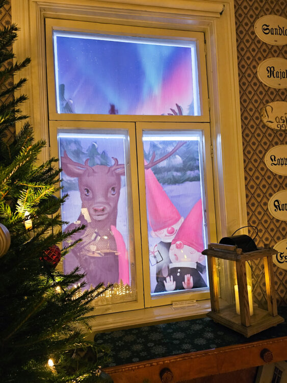 Daria Bykovan jouluinen piirros Tammelassa, joulupukin työhuoneessa.